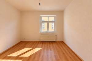 Gepflegte 2-Zimmer-Hochparterrewohnung mit Tageslichtbad und Garage