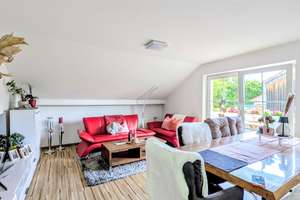 Moderne Dachgeschosswohnung mit Balkon und Garage