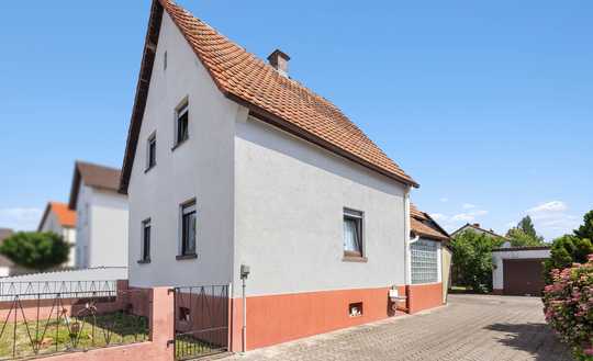Sanierungsbedürftiges Einfamilienhaus aus den 1930er Jahren mit Hof, Scheune, Garten und Garage
