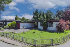 Stylischer und familiengerechter Flachdachbungalow in wunderbarer grüner und ruhiger Lage – Die vollständige Adresse der Immobilie erhältst du vom Anbieter., 24782 Büdelsdorf – Vorschaubild 1