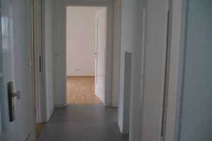 Helle 3 Zimmerwohnung mit  Balkon , Blick ins Grüne  – Stuttgart – Vorschaubild 1