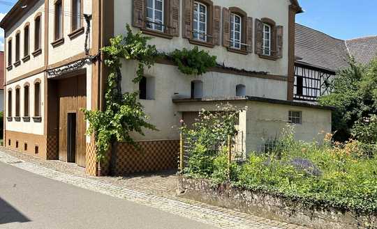 Rarität ! Beeindruckender 3-Seiten Hof mit Scheune, Stallungen und Garten