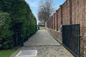 Individuelles Gebäudeensemble an den Rheinauen