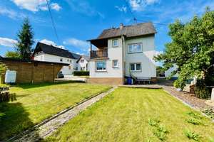 Freundliches Einfamilienhaus mit 6 Zimmern,  Garten, Loggia und Carport, schön gelegen in Geisig – Lärchenweg 2, 56357 Geisig – Vorschaubild 1