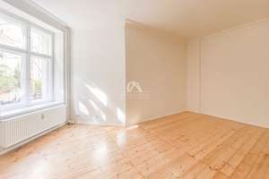 SCHMUCKSTÜCK IM WINSKIEZ! KLASSISCHE SCHÖNE UND RENOVIERTE ALTBAUWOHNUNG! PROVISIONSFREI!