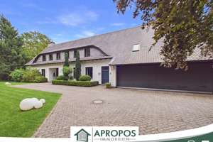 Landhausvilla der Extraklasse - Mit Einliegerwohnung und Pool in Bestlage vom Stadtwald