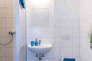 Auf gute Nachbarschaft: ansprechende 2-Zimmer-Wohnung mit Balkon sucht Nachmieter*in! – Rottwerndorfer Str. 1, 1257 Leuben (Stadtteil), Dresden – Vorschaubild 1