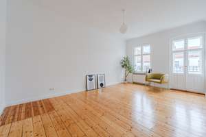 Heller Altbau mit Balkon — provisionsfrei