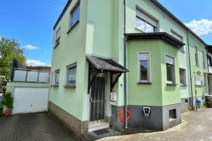 Gepflegtes 2-Familienhaus mit Garten + Garage, teilsaniert