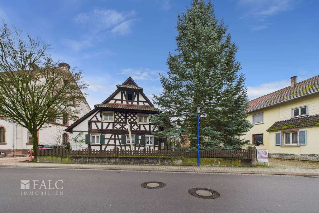 Immobilie in Achern - Denkmalgeschütztes Fachwerkhaus mit attraktiven Fördermöglichkeiten - Bild 1