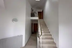 Frisch Renoviert - Dachgeschosswohnung in ruhiger Lage mit großzügigem Balkon und Tiefgaragenstellpl – München – Vorschaubild 14