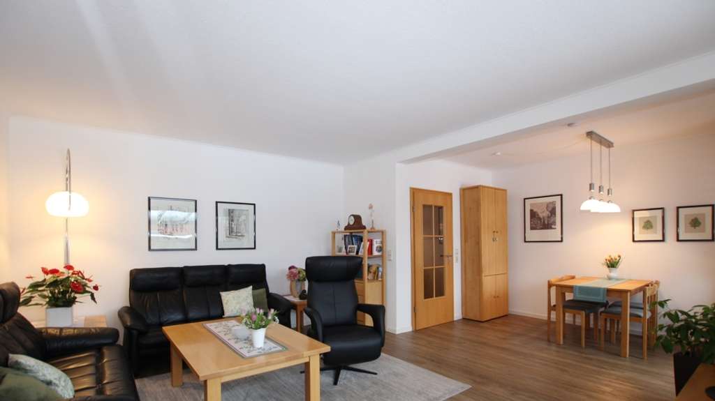 Immobilie in Rastede - Gepflegtes Reihenmittelhaus mit Terrasse, Balkon, Garten und Carport in attraktiver Lage von Rastede - Bild 3