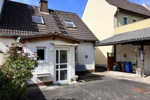 Gemütliches Einfamilienhaus mit Hof und zwei Garagen zu verkaufen – Rheingau-Taunus-Kreis – Vorschaubild 1