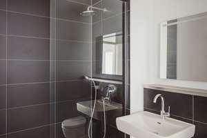 Ruhige Innenhoflage im Winsviertel, fein modernisierter Altbau, hell und reduziert gestaltet – Christburger Strasse 48, 10405 Prenzlauer Berg, Berlin – Vorschaubild 6