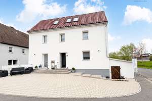 Mehrgenerationenhaus oder Kapitalanlage – 3 Wohneinheiten, komplett saniert & sofort bezugsfertig – Die vollständige Adresse der Immobilie erhältst du vom Anbieter., 91287 Plech – Vorschaubild 1