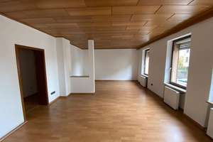 Gepflegte Wohnung mit viereinhalb Zimmern in Fürth, WG geeignet