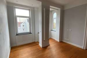 Großzügige, gut geschnittene 3-Zi-Wohnung mit Einbauküche und Balkon in zentraler Lage in Kiel Nord – Die vollständige Adresse der Immobilie erhältst du vom Anbieter., 24106 Wik, Kiel – Vorschaubild 2