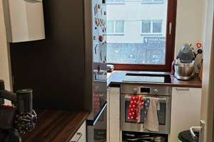 Hübsche 2 Raum Wohnung mit Küche. PKW-Stellplatz möglich. Übernahme EBK möglich.