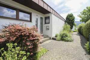 Wohnen auf einer Ebene: Bungalow mit Garten, Keller, Zwei Garagen und Freistellplatz – Zollernalbkreis – Vorschaubild 3