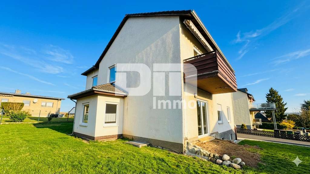 Immobilie in Zierenberg - Gepflegtes Ein / Zweifamilienhaus mit Doppelgarage in begehrter Ortsrandlage von Zierenberg - Bild 1