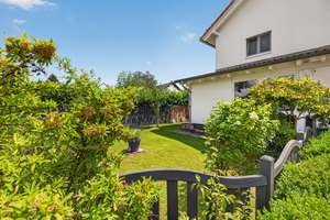 Provisionsfrei: Neuwertiges Einfamilienhaus mit PV-Anlage, Garten und Carports