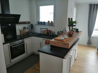 Lichtdurchflutete teilmöblierte 2 Z Wohnung mit Balkon