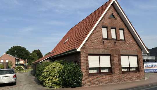 Bild von solides Klinkergebäude mit Garage und Wintergarten in Apen