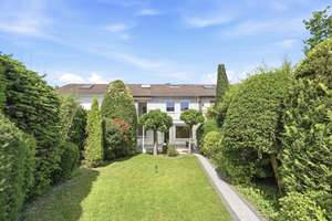 Einfamilienhaus mit Potenzial und Garagen!