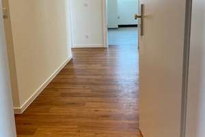 Frisch modernisiertes Wohnglück: 3 Zimmer mit Rundum-Balkon + modernes Bad mit Dusche + Aufzug – Krohstraße 4, 50968 Bayenthal, Köln – Vorschaubild 11