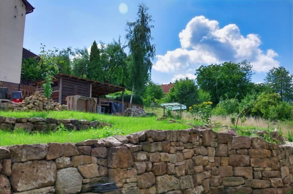 Immobilie in Saalfeld/Saale - Ihr Traumhaus in ruhiger, grüner Lage in Saalfeld – teilsaniert und bereit für Ihre persönliche - Bild 3