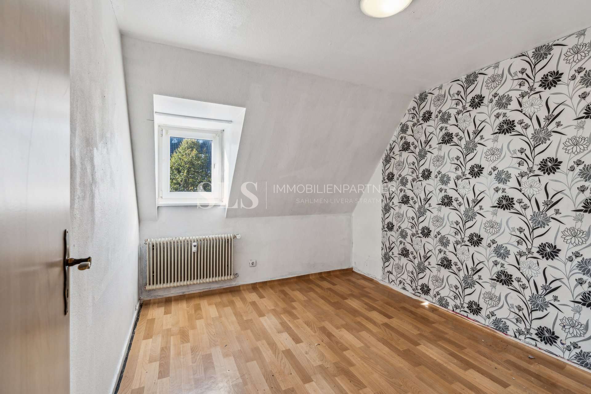 Charmante Dachgeschosswohnung mit Modernisierungsspielraum in bahnhofsnaher Wohnlage, Kleve Kreis – Bild 4