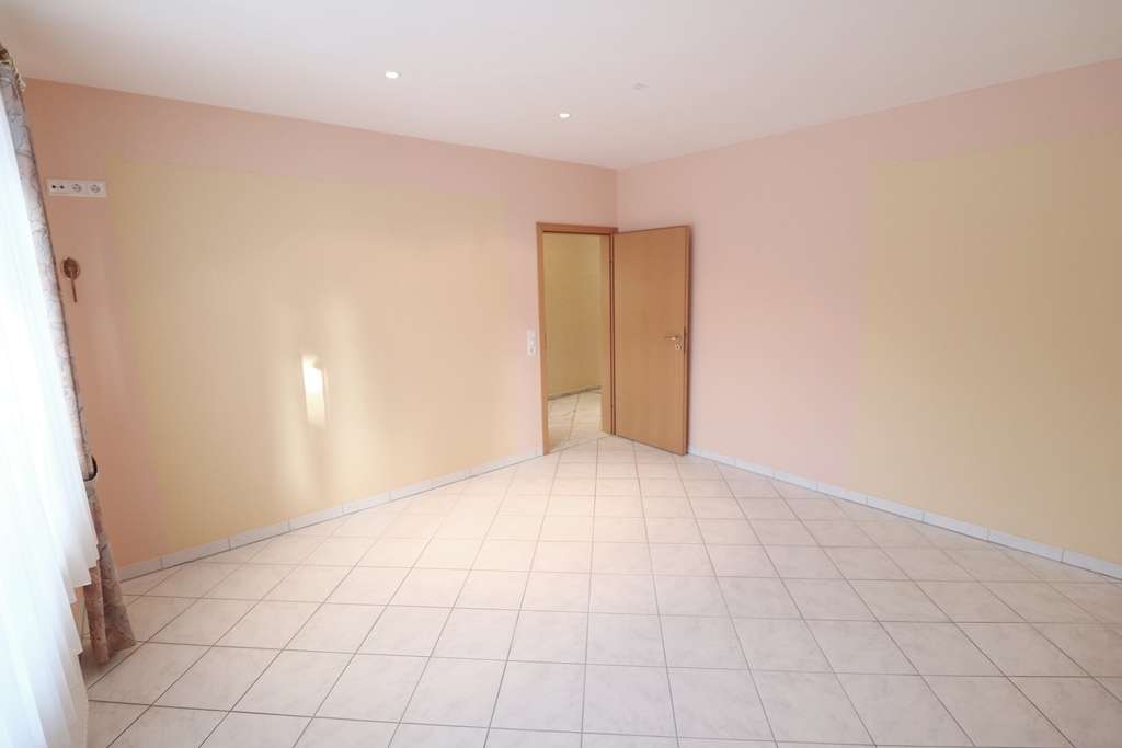 Immobilie in Cloppenburg - Schickes, topgepflegtes Zweifamilienhaus mit Garagen- und Geräteanbau sowie schönem Garten - Bild 4