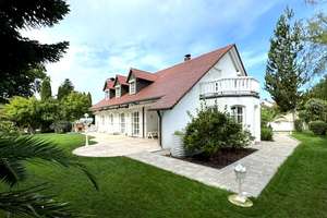 Repräsentative Villa mit imposanter Schwimmhalle auf Traumgrund westlich von Augsburg – Die vollständige Adresse der Immobilie erhältst du vom Anbieter., 86477 Adelsried – Vorschaubild 1