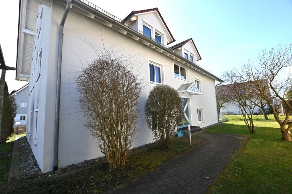 Immobilie in Wolpertswende - Sonnige Drei-Zimmer-Wohnung mit Balkon und zwei Stellplätzen - Bild 2