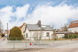 Kleines Einfamilienhaus mit Ausbaupotential in Berlin-Biesdorf – Die vollständige Adresse der Immobilie erhältst du vom Anbieter., 12683 Biesdorf, Berlin – Vorschaubild 3
