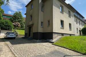 Kernsanierte  3,5-Zimmer-Wohnung im ersten Obergeschoss mit eigenem Garten
