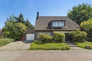 Großzügiges Einfamilien- oder Mehrgenerationenhaus mit Gestaltungspotenzial – Die vollständige Adresse der Immobilie erhältst du vom Anbieter., 45289 Burgaltendorf, Essen – Vorschaubild 1