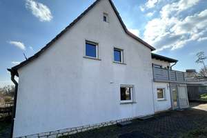 Charmante Doppelhaushälfte mit Balkon und Entwicklungspotenzial in 91757 Treuchtlingen – Die vollständige Adresse der Immobilie erhältst du vom Anbieter., 91757 Treuchtlingen – Vorschaubild 3