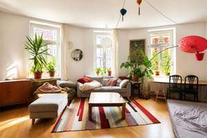 Kapitalanlage in Schleußig - vermietete 2-Zimmer-Wohnung mit Parkettboden, Fahrstuhl & hohe Decken