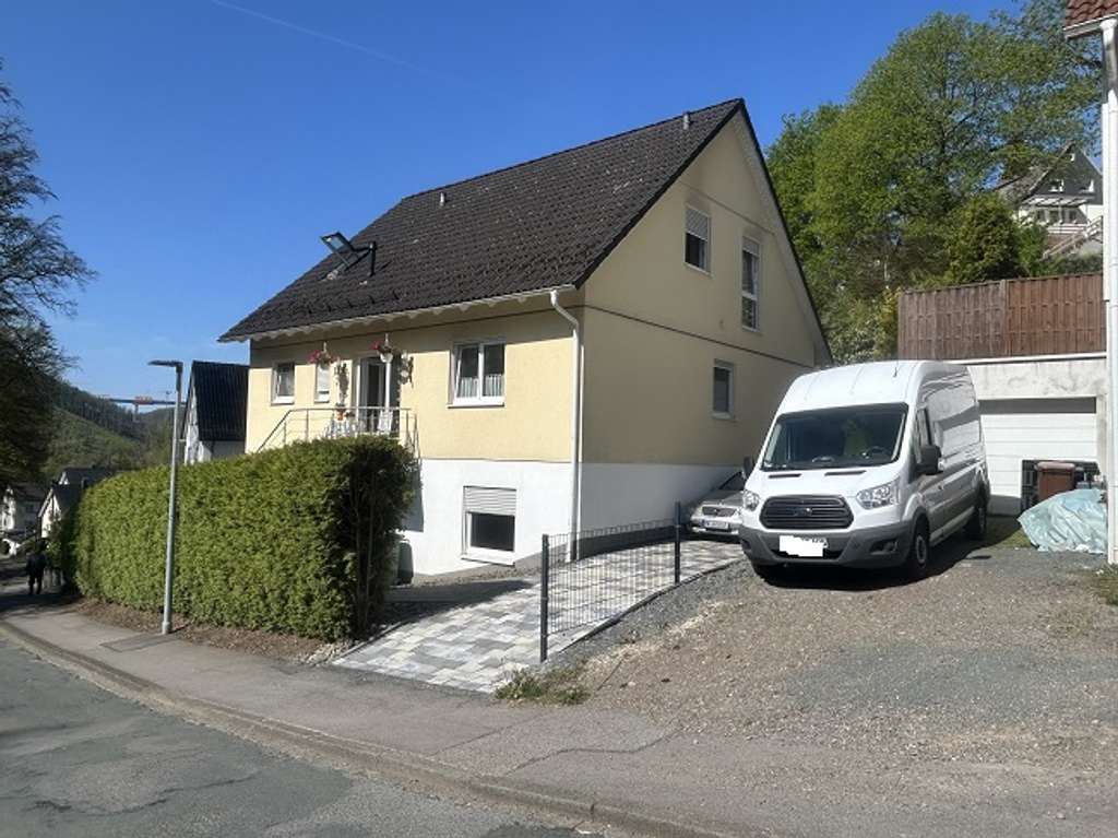 Zwei-Dreifamilienhaus mit Garage, Garten, Terrasse und Balkon in ruhiger Lage...