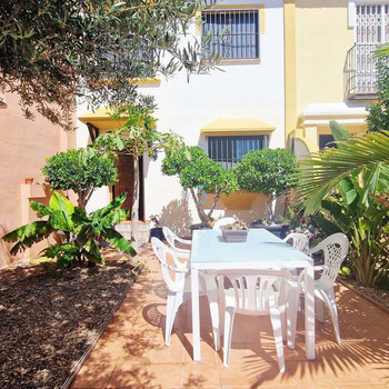 Gut präsentierte Doppelhaushälfte mit Gemeinschaftspool, privatem Garten und Solarium sowie ausgezei