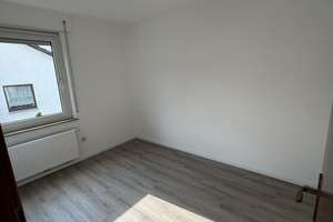 Große 4-Zimmer-Wohnung mit Balkon –Frisch renoviert NÄHE PORSCHE  – Gänsebergstraße 11, 70437 Rot, Stuttgart – Vorschaubild 5