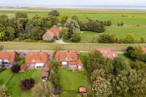 Lichtdurchflutetes Zuhause mit Garten direkt an der Nordseeküste – Die vollständige Adresse der Immobilie erhältst du vom Anbieter., 26553 Dornum – Vorschaubild 1