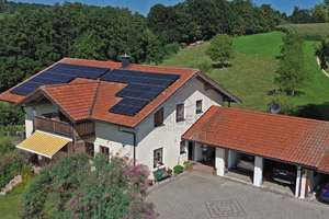 Ruhig gelegenes EFH mit Doppelgarage, Carport, Wärmepumpe & Weitblick am Tachinger See – Kirchfeldstraße 7, 83373 Taching am See – Vorschaubild 9