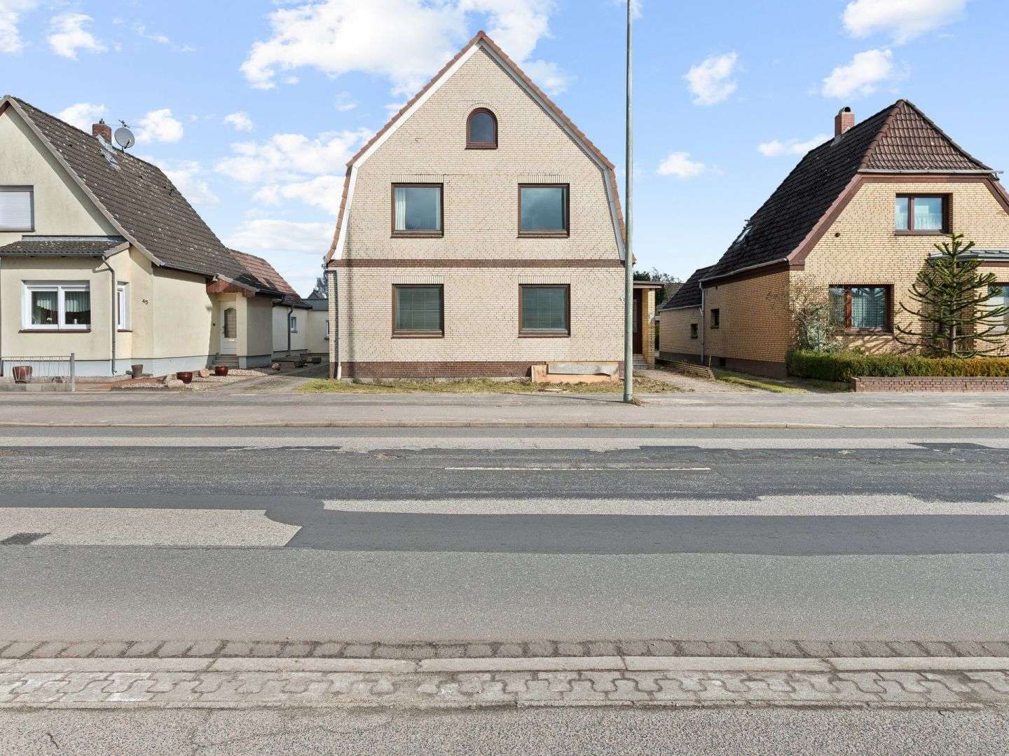 Modernisierungsbedürftiges Einfamilienhaus mit Einliegerwohnung und großem Grundstück in Neumünster, Neumünster – Bild 1