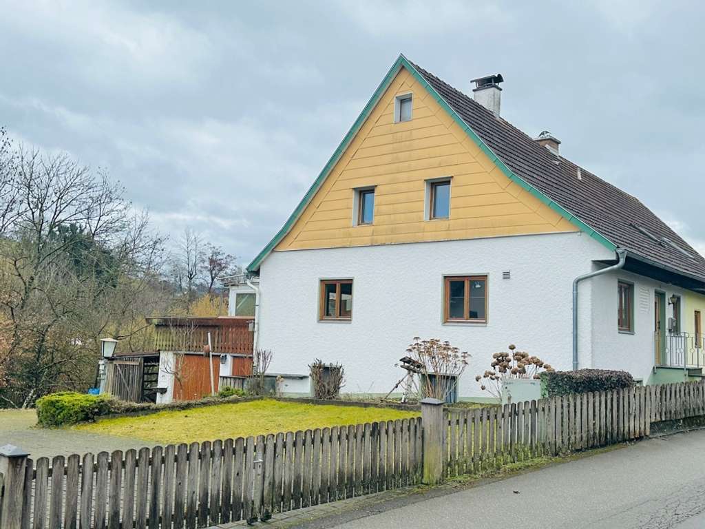 Immobilie in Weißensberg - ***Großes Grundstück, idyllische Lage***: 
Doppelhaushälfte mit Potenzial! - Bild 1