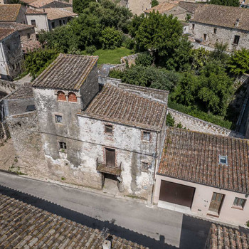 Authentisches Steindorfhaus zur Renovierung im Herzen des Empordà