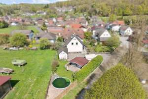 Entzückendes Einfamilienhaus in idyllischer Lage mit tollem Eckgrundstück – Die vollständige Adresse der Immobilie erhältst du vom Anbieter., 63683 Ortenberg – Vorschaubild 2
