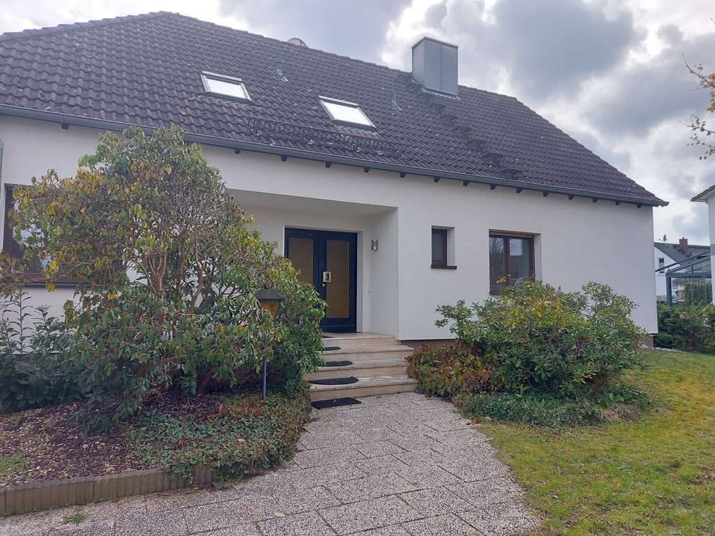 Immobilie in Cadolzburg - Gepflegtes Zweifamilienhaus in Cadolzburg-Wachendorf – EG sofort bezugsfrei, umfassend renoviert - Bild 0