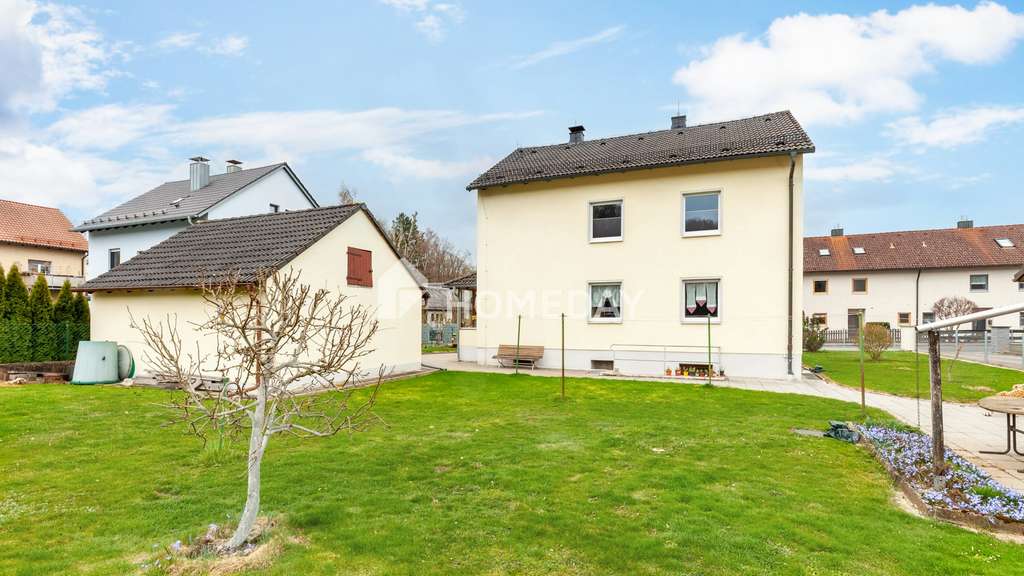 Immobilie in Sulzbach-Rosenberg - Zweifamilienhaus mit großem Garten, Garage & zusätzlicher Mieteinnahme - Bild 1